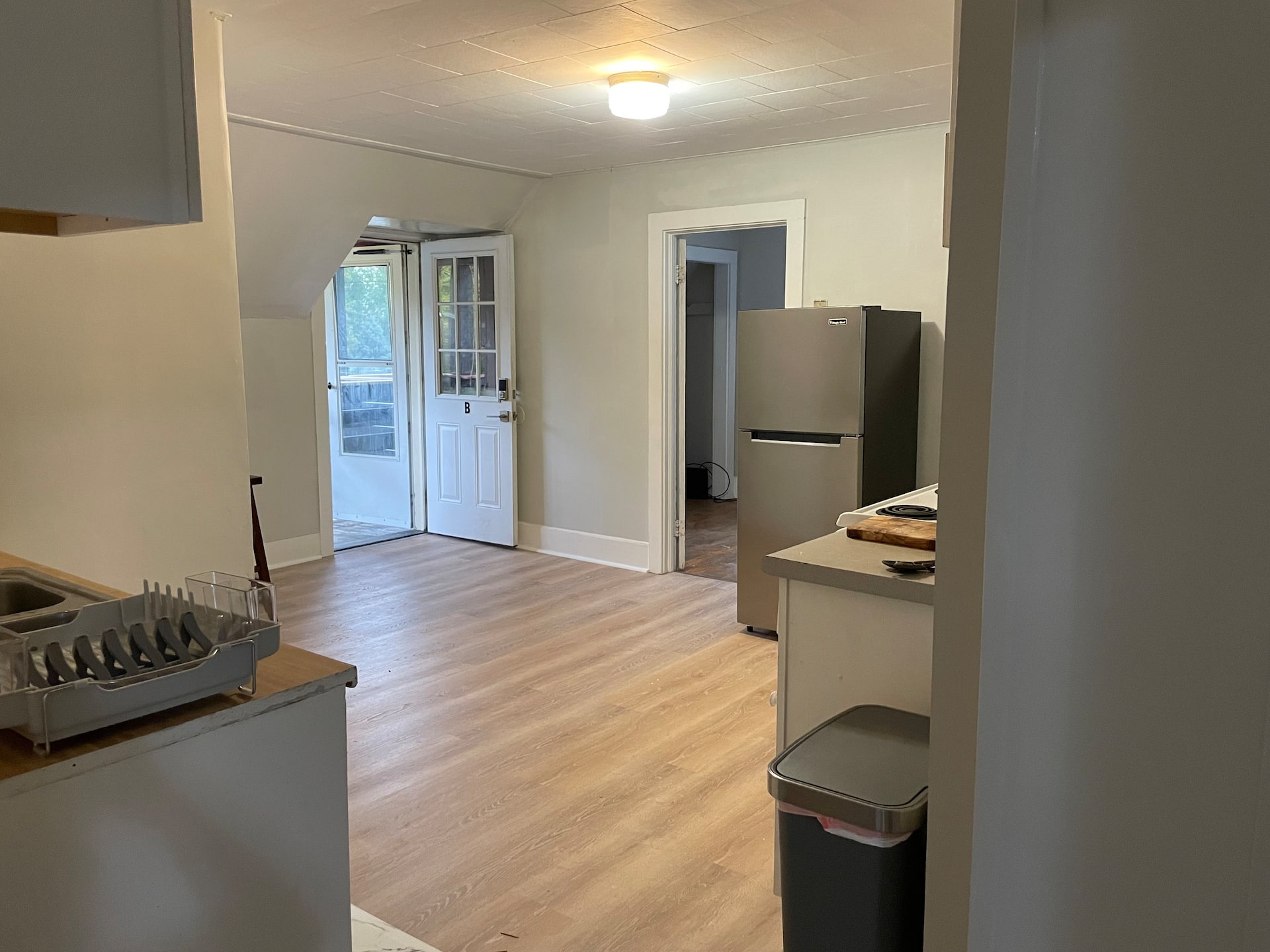 Cozy 2bdrm Apt. Walk downtown bring your pets
