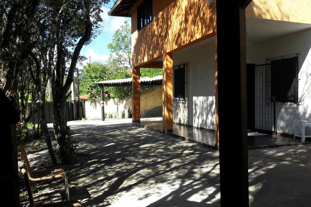 varanda coberta,calçadas,garagem e terreno arborizado. integração com natureza da ilha.