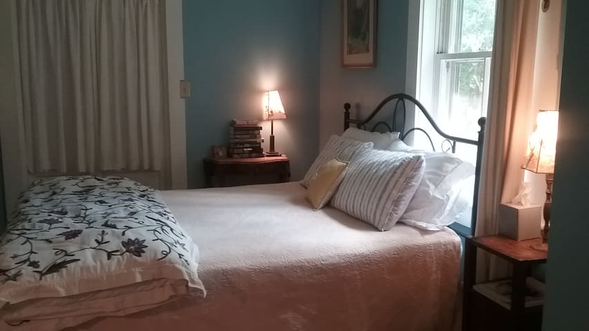 Suite w/Pvt. Entrance+Screen Porch.