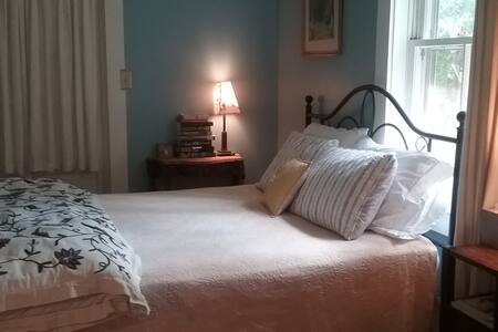 Suite w/Pvt. Entrance+Screen Porch.