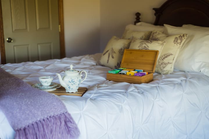 Esther's Room - Halcomb's Knob LLC
