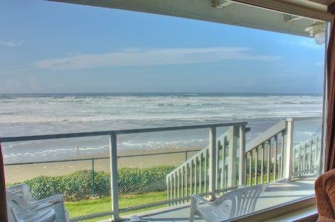 Ocean View, Homey Beachfront Condo, Nye Beach, OR