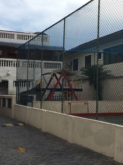 Playground e campo de futebol society