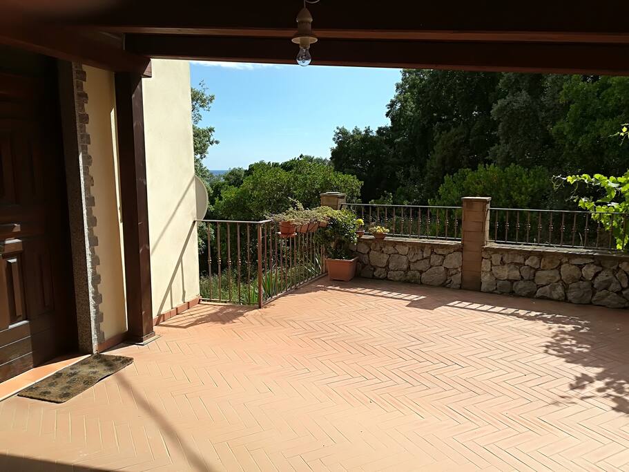 Terrazzino per la prima colazione all'aperto e per godersi il panorama
