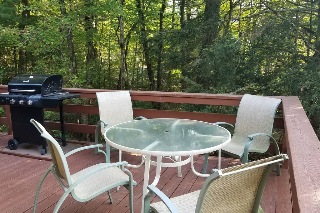 Upper deck grill and dining area