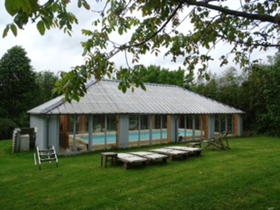 Piscine accessible dans le jardin