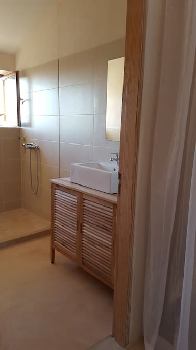 Badezimmer mit Dusche und Wc