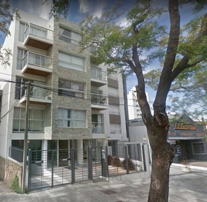 Edificio moderno, bien ubicado y seguro