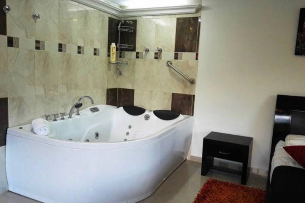 Jacuzzi dentro del apartamento
