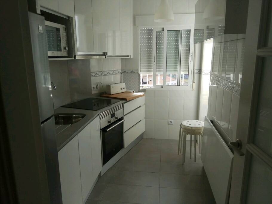 Cocina totalmente equipada. Lavavajillas, horno, microondas, frigorífico, congelador.