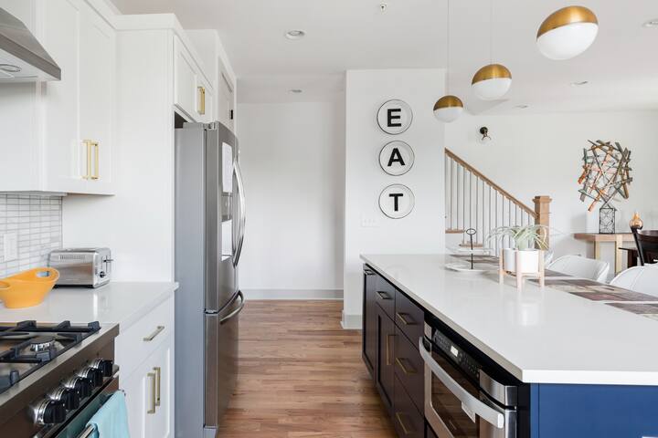 Three Story Home With Urban Courtyard Minutes to Downtown gallery image 5