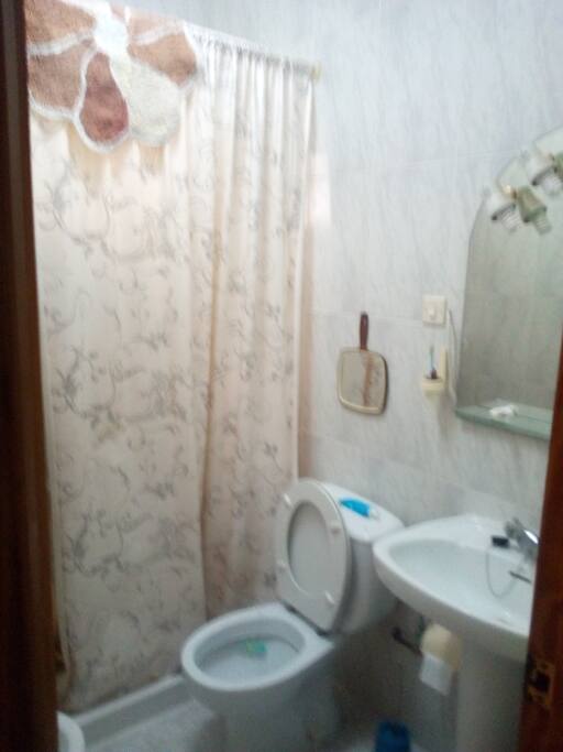 Baño completo con pie ducha