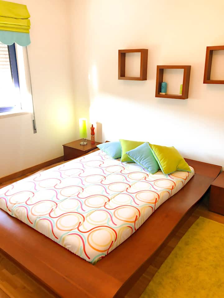 Საძინებელი Queen ‑ ის ზომის საწოლით ცალკე სააბაზანოთი / Quarto 2 com cama de casal e casa-de-banho privativa