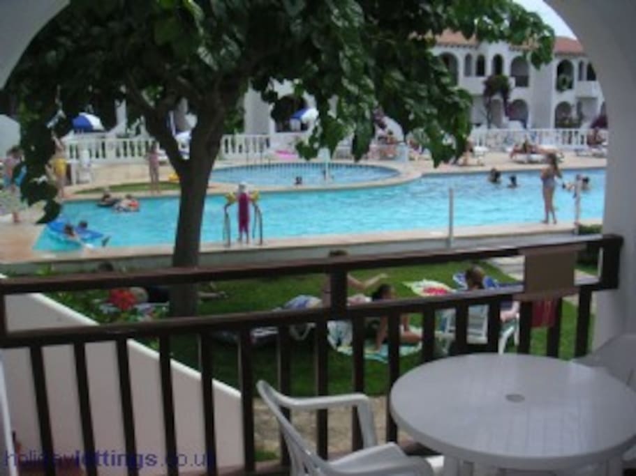 Terraza con vistas a la piscina
