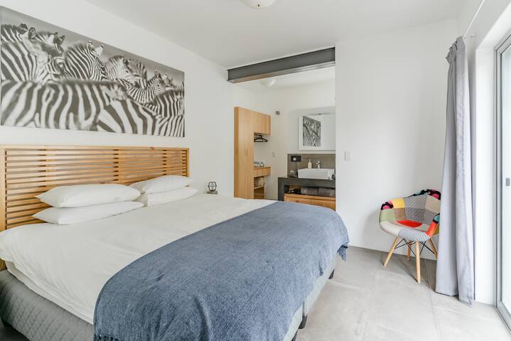 Adams Place – Walk to Blouberg Beachfront from a Stylish Hideaway gallery image 3