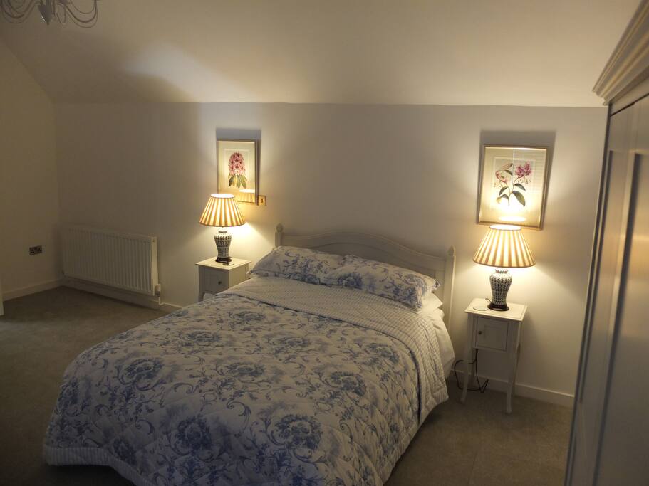 King size bed with pure cotton bedding. Allergy free bedding and duvet.