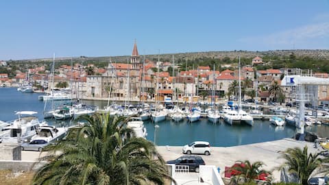 Top Airbnb: Free bikes, perfect holidays @Lovely Seafront Home in Općina Milna