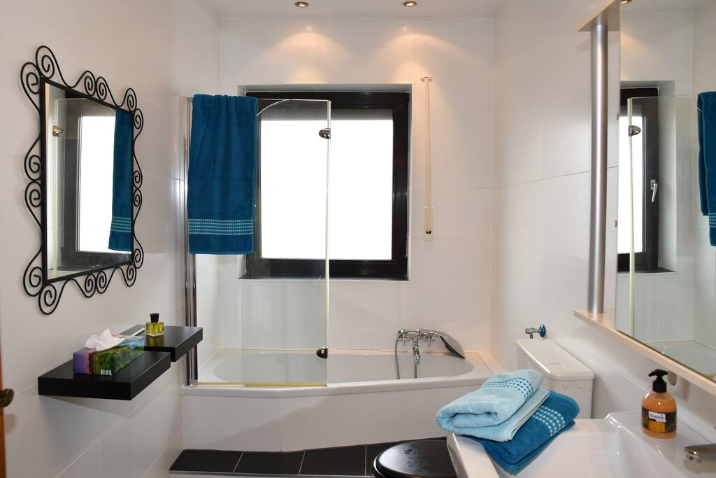 Modernes Bad mit Dusche, Badewanne und WC