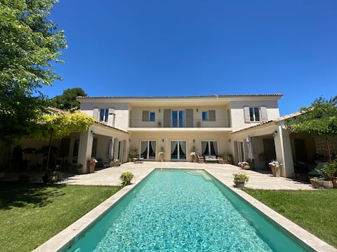 Bastide 450 m2, air-conditioned, 5 min walk to historic center