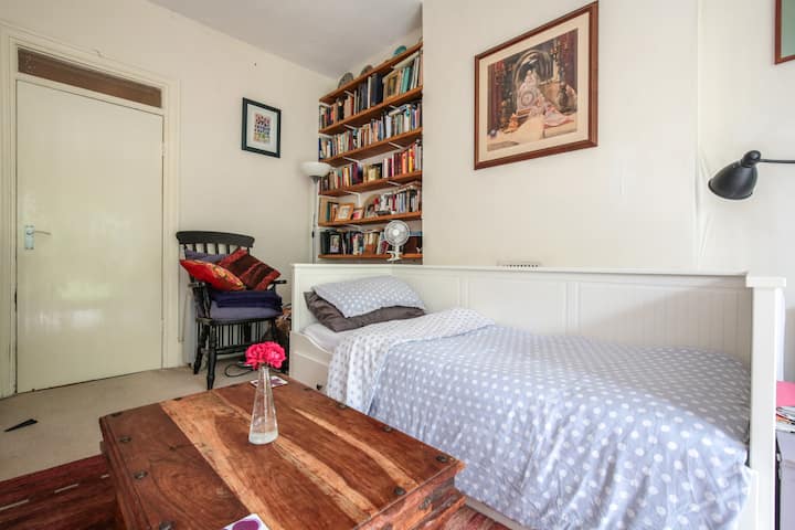 เตียงจัดไว้ด้านขวา