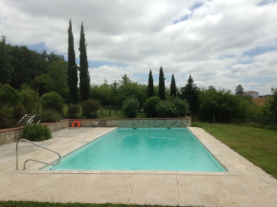 la piscine (5x12) est clôturée, et éloignée de 50 m de la maison. les enfants ne devraient pas y aller seuls. Accès pour personne à mobilité réduite.