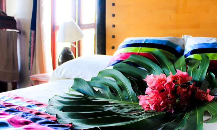 Mirador Pectak的主卧。 加大双人床、长凳、梳妆台、吊床、阳台、桌椅，可品尝咖啡并欣赏美景。