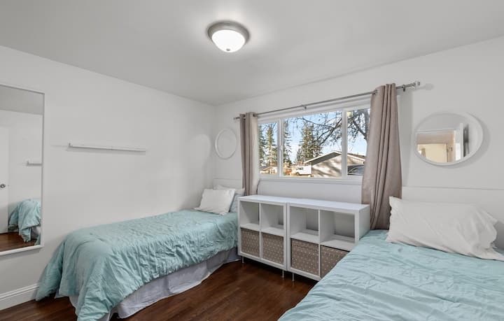 Sovrum på framsidan med två enkelsängar XL