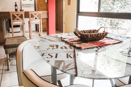 Spacious and well-lit loft/Loft Amplio y luminoso