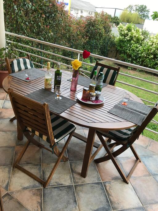 Coin restauration en terrasse plein sud couverte sur la partie repas. Très joli vue sur les collines et le village de Furiani