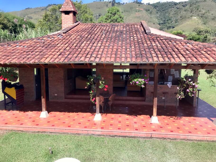 Casa con zonas amplias al rededor juegos
