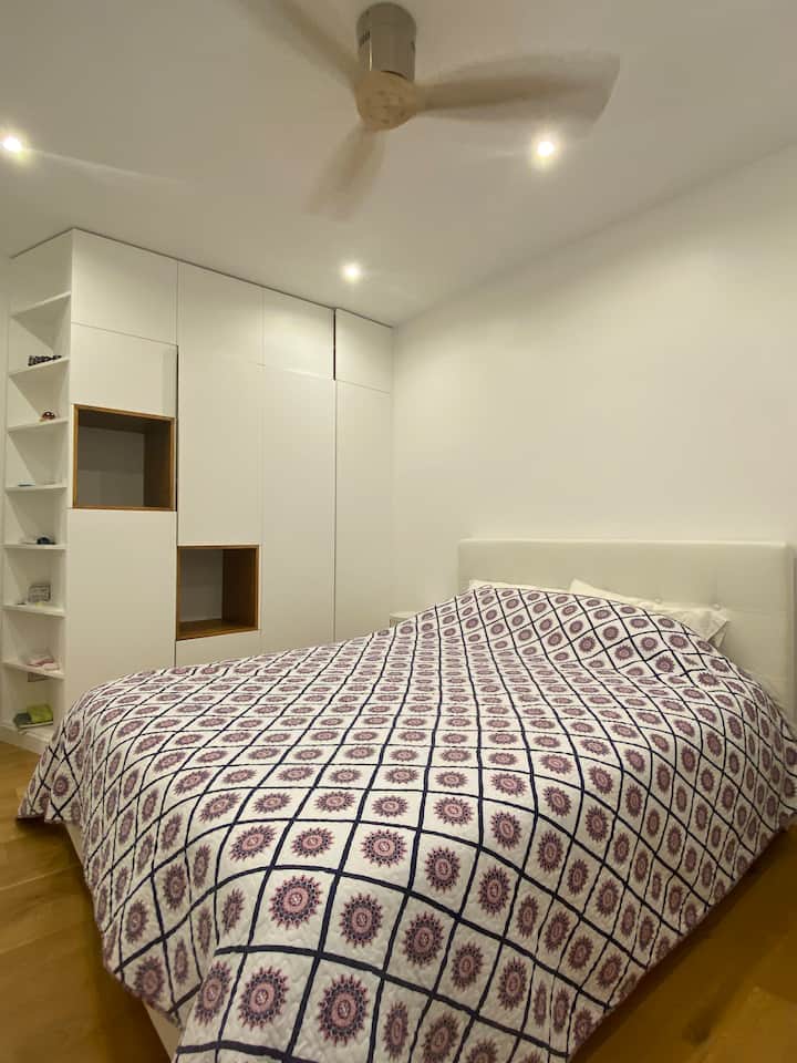 غرفة نوم بسرير مريح بحجم كوين ومساحة تخزين كبيرة لملابسك.