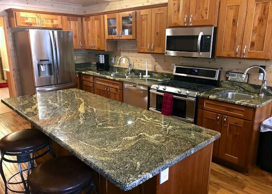 Granit counter tops throughout