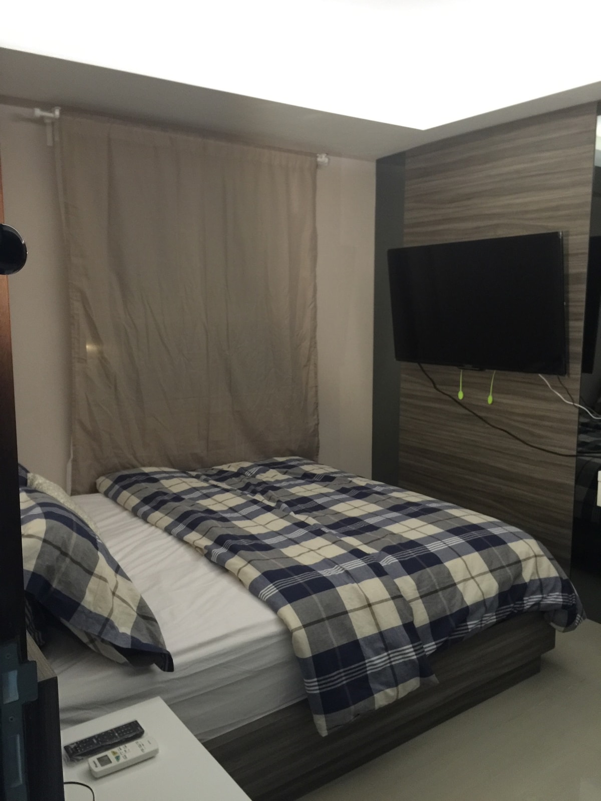 El dormitorio principal ofrece un televisor LCD de 43 pulgadas.