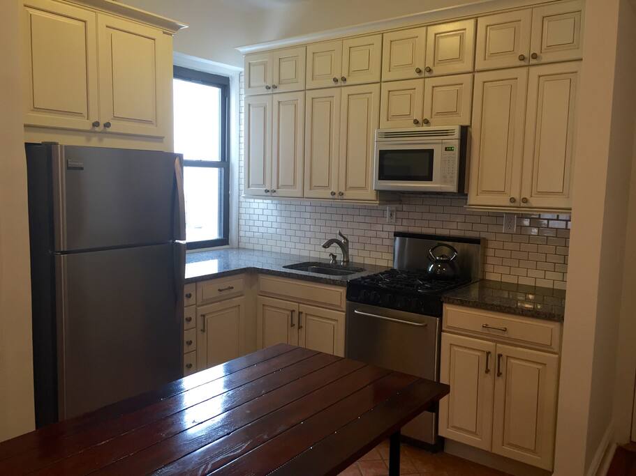 Brand new high end kitchen fully stocked for use. Nice Bar height table with 4 stools for entertaining/eating.