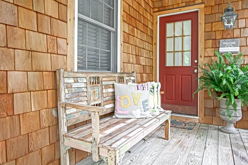 Welcome to Southern Charm...private entrance for your convenience.