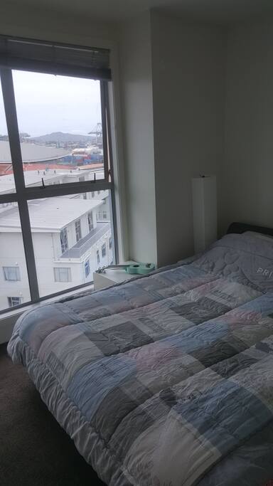 침실1. 퀸사이즈 침대와 Ensuite 욕실 갖춘 안방 침실. 아파트 맨똑대기 층이라 View가 좋아요