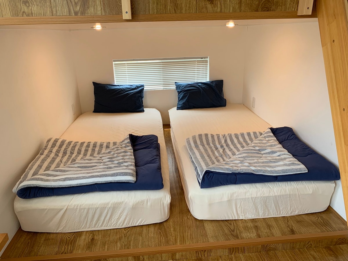 寝室の様子。ベッドは高反発マットレスを使用。