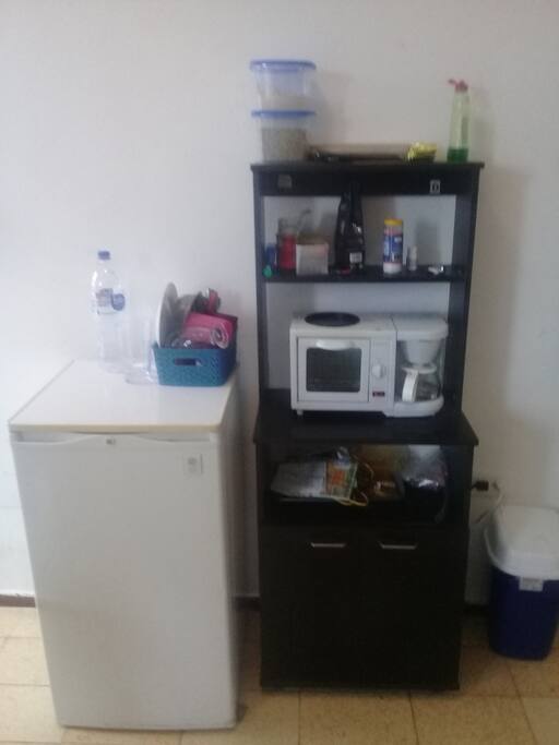 REFRIGERADOR Y HORNITO CON CAFETERA