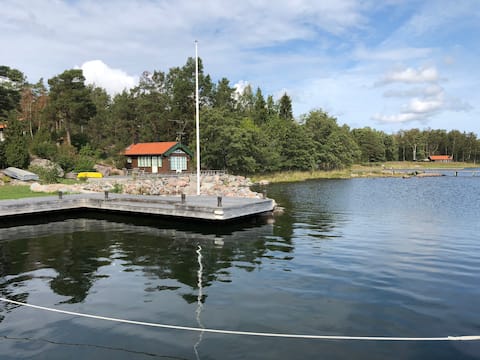 Modern well equipped cottage by the sea in Blidö