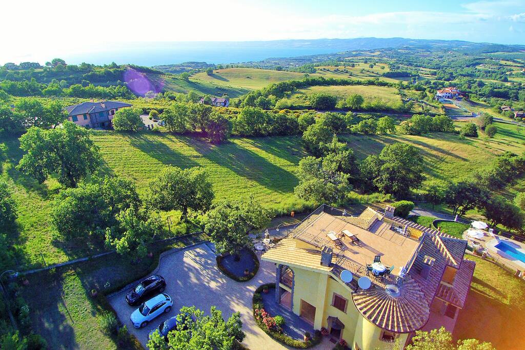 vista aerea della villa e del lago