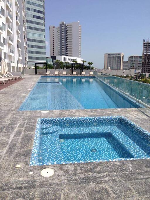 Piscina, vista al mar y la laguna