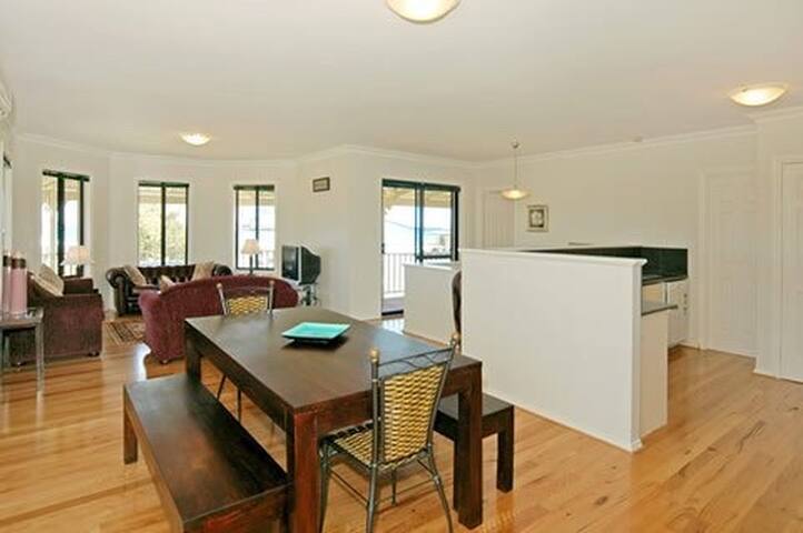 Island View Beach House – Premium Beach Front gallery image 5