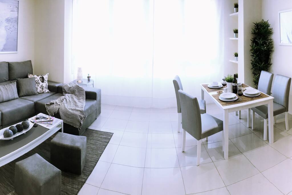 Amplio Salón con vista a playa de las canteras , cómodo y confortable