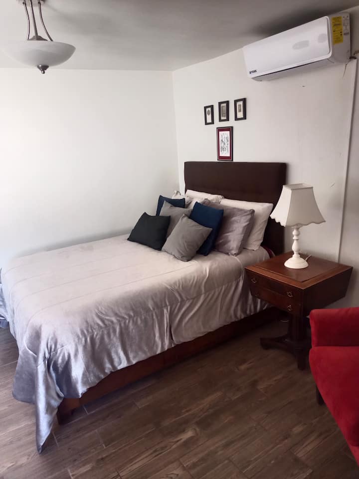 Има страничен поглед на креветот со поглед на бањата