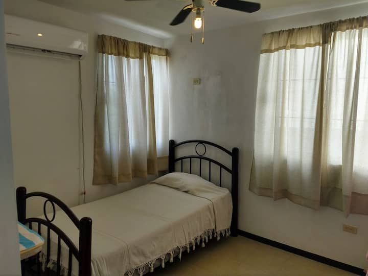 غرفة نوم بسرير مفرد ومرتبة مزدوجة