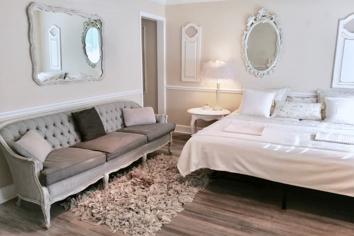 Elegant Rustic Cottage W/studio. Central Location - Clearwater, FL