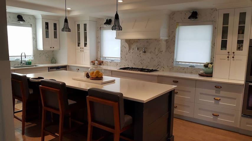 Executive New 2BRD House – playstructure -St.Vital