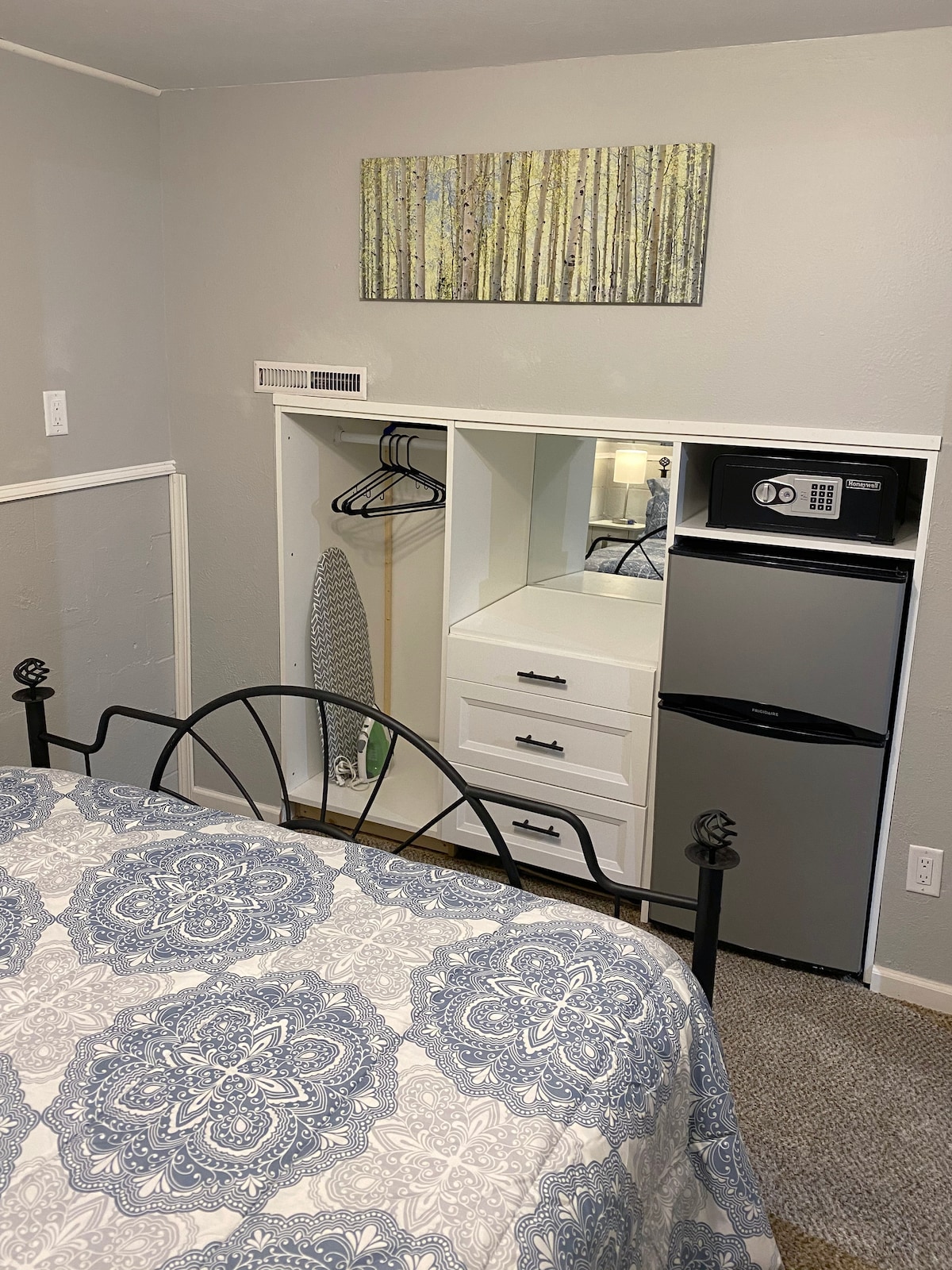 Гардероб със сейф, ютия и дъска за гладене. 
Мини хладилник/фризер също се намира в това помещение