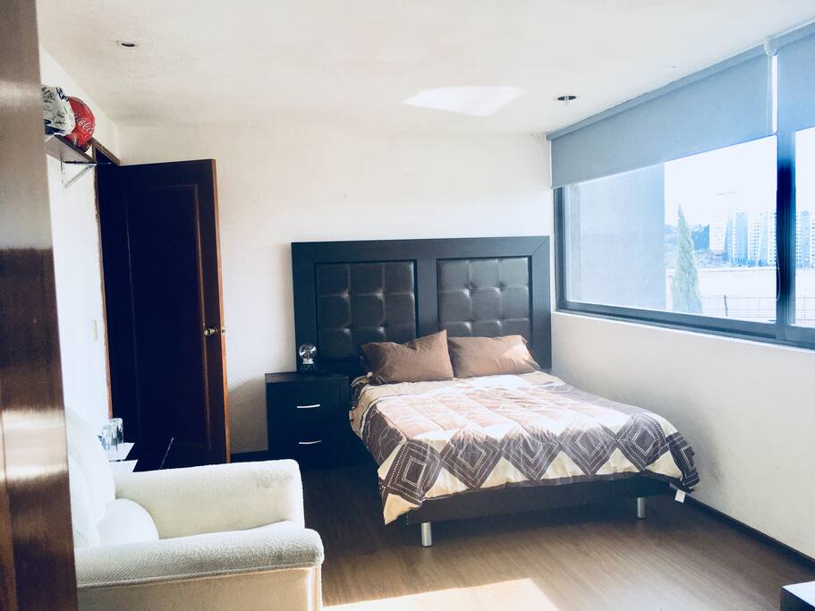 Cama matrimonial, persianas black out. (habitación sin ruido)