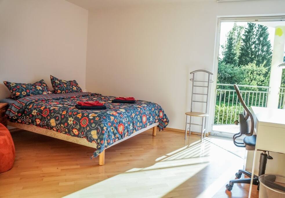gemütliches Doppelbettzimmer "Mittagssonne" (mit elektrischen Rollos)
